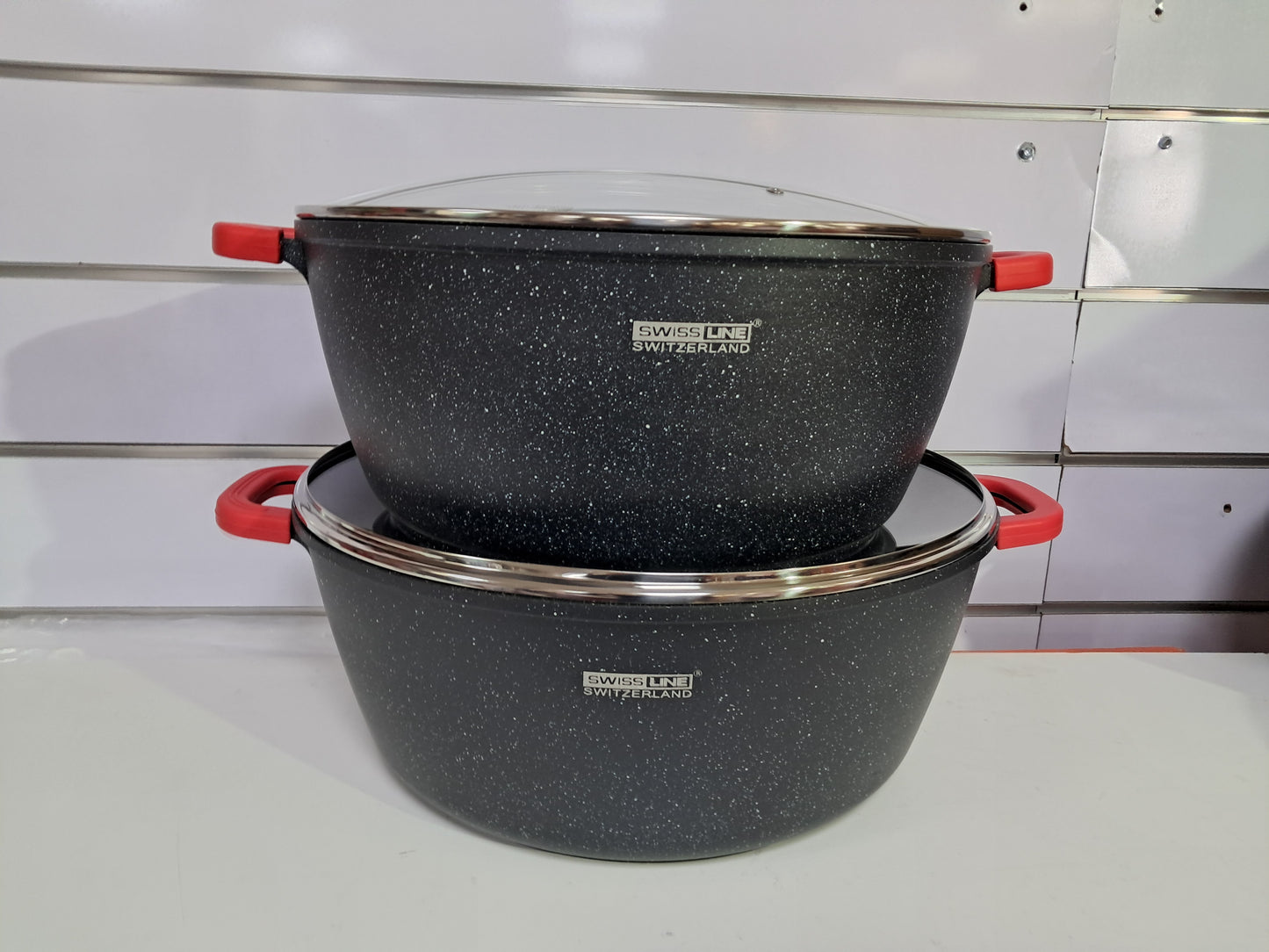 “Swissline Set de 4 Cacerolas Grandes Negras con Tapa de Cristal”