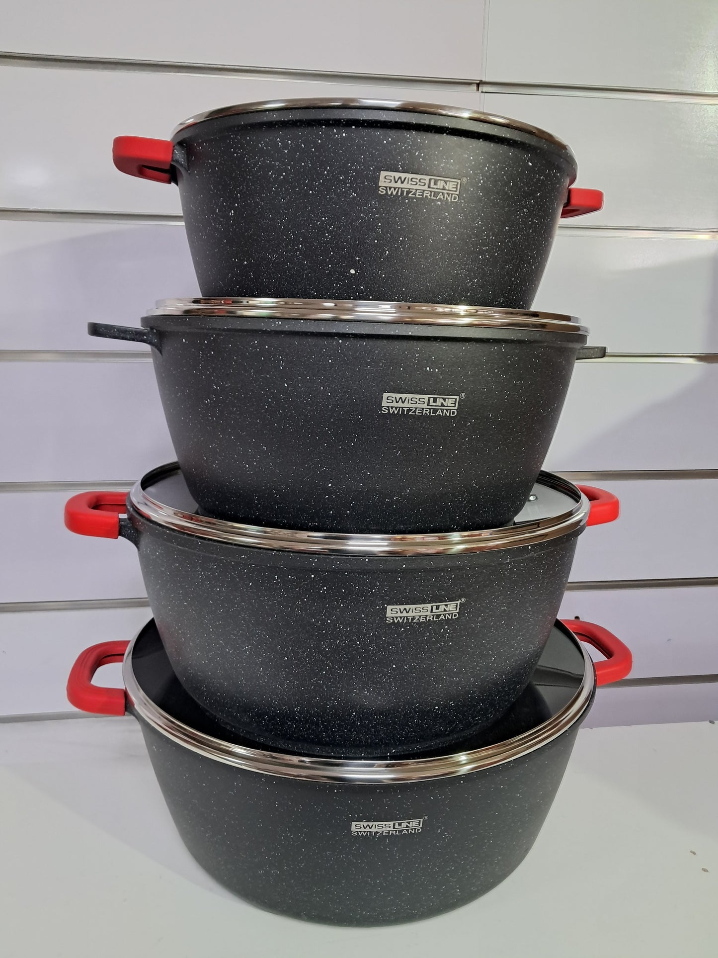 “Swissline Set de 4 Cacerolas Grandes Negras con Tapa de Cristal”