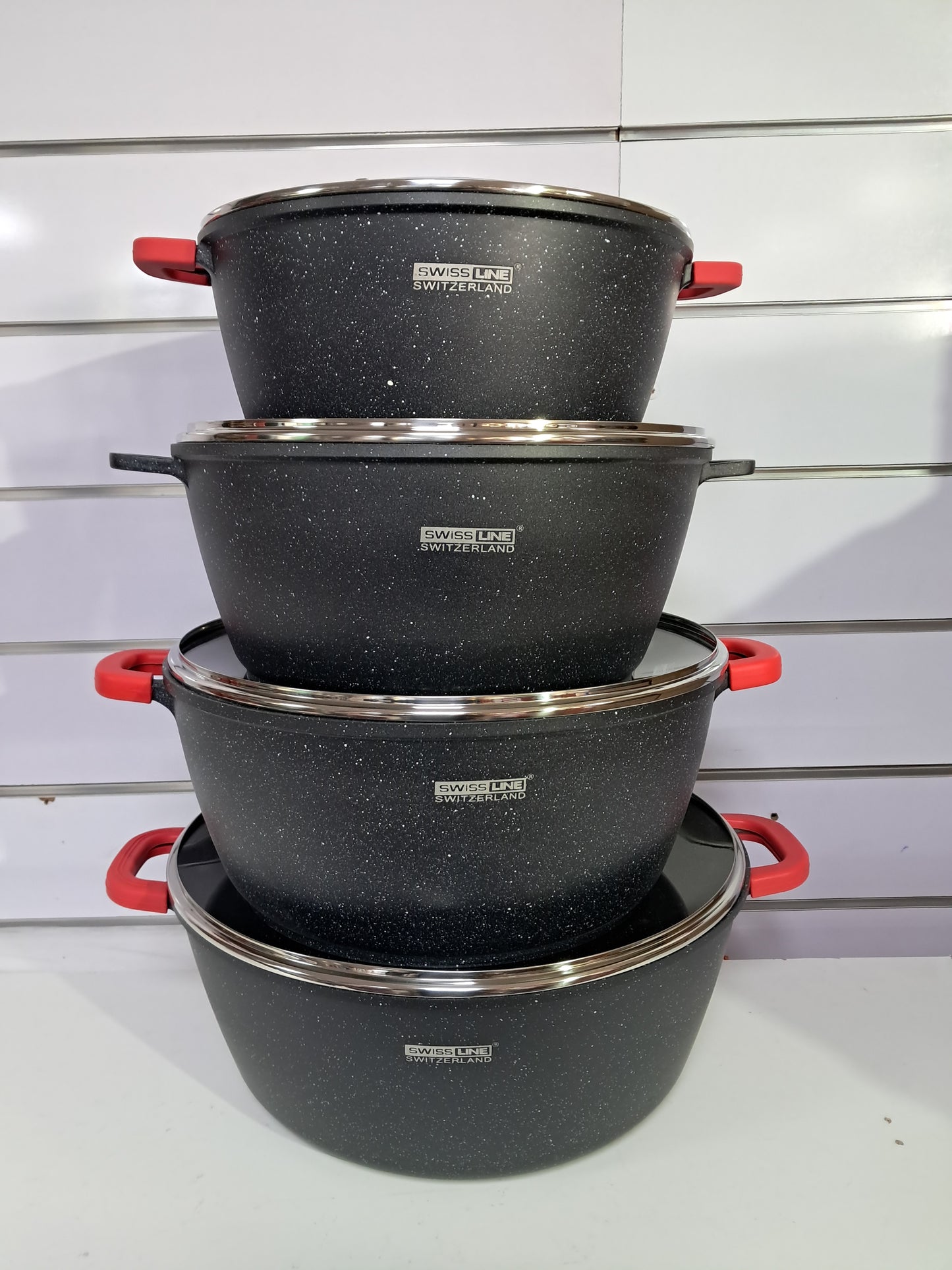 “Swissline Set de 4 Cacerolas Grandes Negras con Tapa de Cristal”