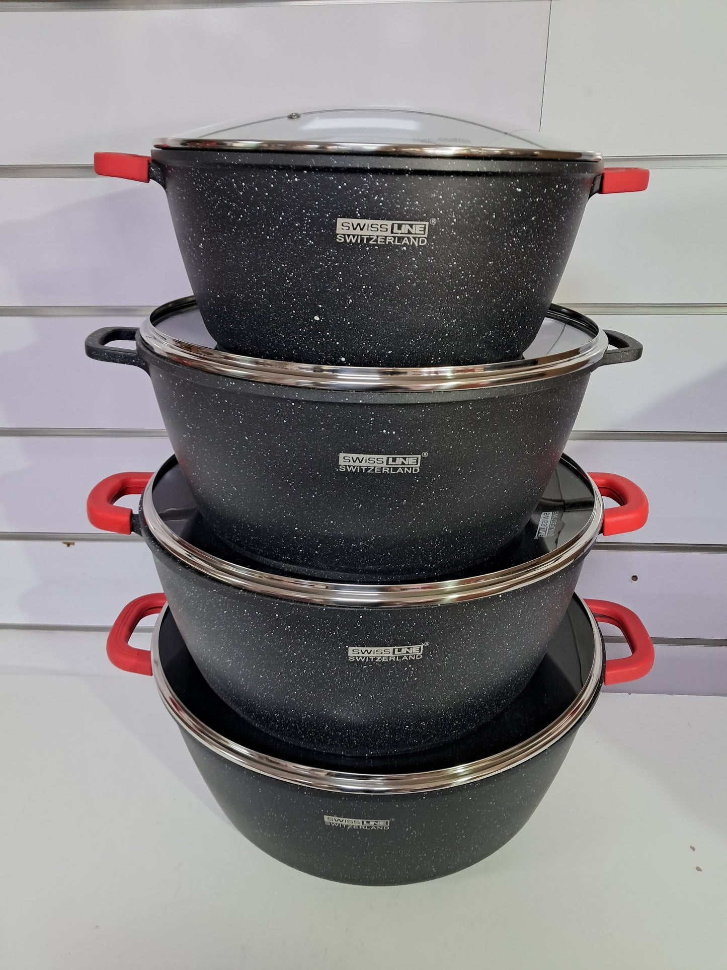 “Swissline Set de 4 Cacerolas Grandes Negras con Tapa de Cristal”